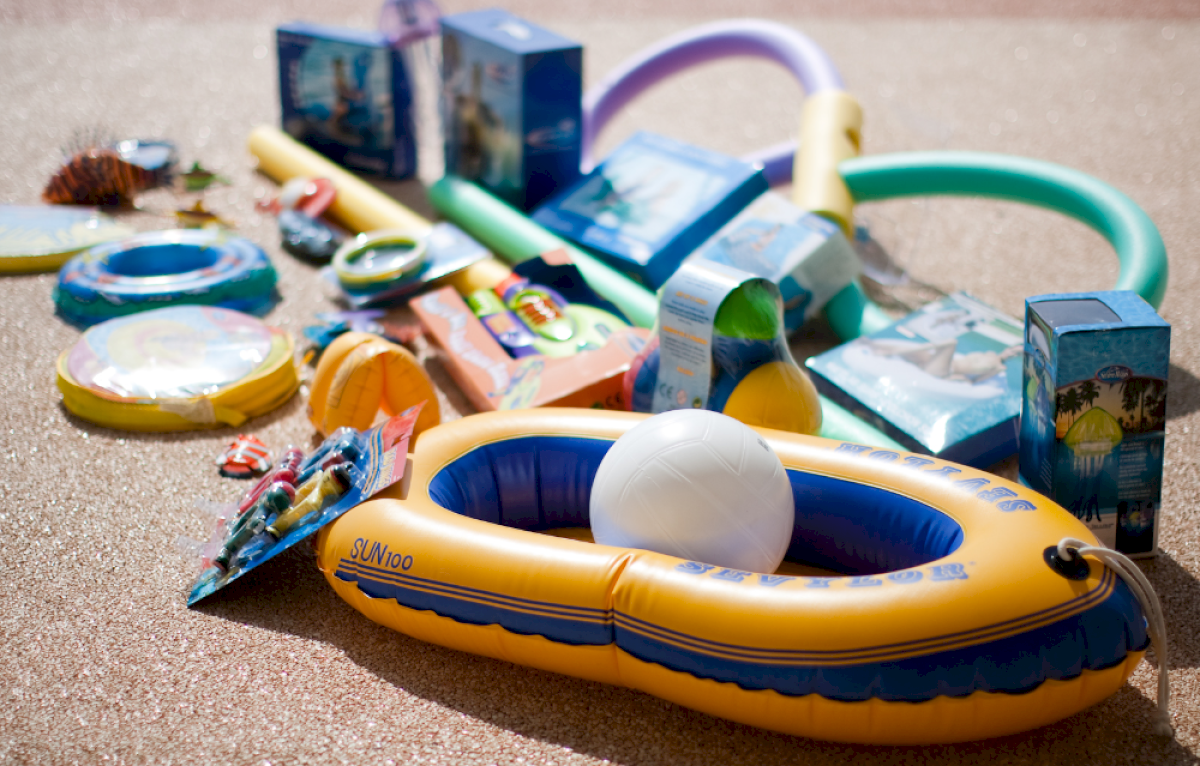 Jeux de piscine : matelas, jouet gonflable et ballon